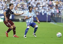 Luismi versucht, den Ball zu erreichen, bevor er einen schweren Schlag ins Gesicht bekommt.