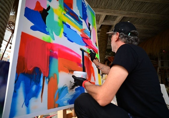 Santiago Picatoste während seiner Live-Aktion im Beach Club Playa Padre.