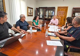 Der Bürgermeister mit Verantwortlichen für Notfälle.