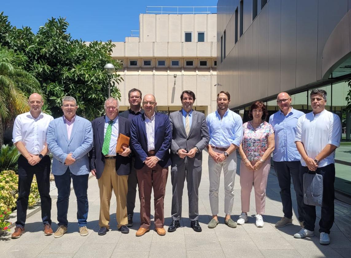 Mitglieder des Deutschen Wirtschaftsforums Andalusien mit dem deutschen Konsul Franko Stritt
