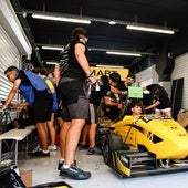 Das UMA-Team in einer der Boxen auf der Rennstrecke von Montmeló.