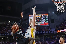 Dennis Schröder (l.) korbt den Ball vor dem Spanier Juancho Hernangómez beim Freundschaftsspiel in der Madrid Arena ein.