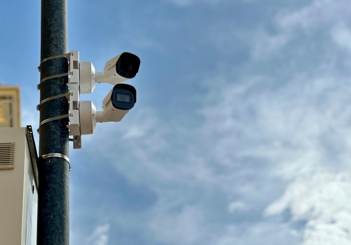 Zwei der Videoüberwachungskameras, die an den wichtigsten Punkten der Stadt installiert wurden.