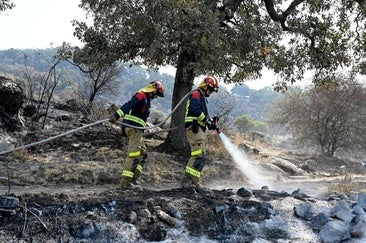 Deutsche Feuerwehrleute bei Löscharbeiten in Extremadura (Jarilla).