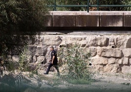 Ein Beamter bei einer der Razzien in der Umgebung des Schlafplatzes der Frau auf der Suche nach dem Angreifer.