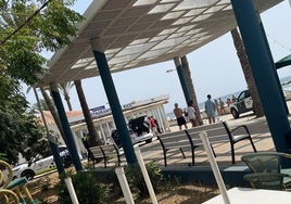 Beamte der örtlichen Polizei und der Guardia Civil, am Mittwoch an der Strandpromenade, mit einem der beiden Verhafteten.