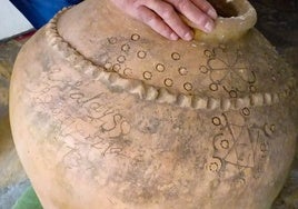 Der Tonkrug, der dem Rathaus von Frigiliana gespendet wurde.