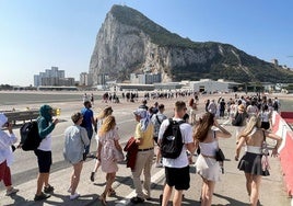 Kurios: Um nach Gibraltar zu gelangen, muss man die Start- und Landebahn des Flughafens kreuzen – per Fahrzeug oder auch zu Fuß.