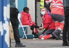 Minderjähriger Migrant in Teneriffa wird vom Roten Kreuz betreut.