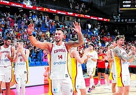 die spanischen Basketballer nach dem Spiel gegen Deutschland in Madrid.
