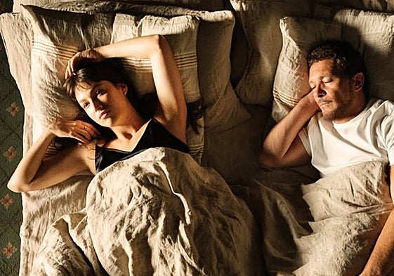 Úrsula Corberó und Antonio Banderas, auf dem ersten offiziellen Bild des Dramas 'Rose's Baby'.