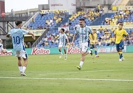 Rafa geht zu Larrubia, um das Tor zu feiern, das er erzielt hat.