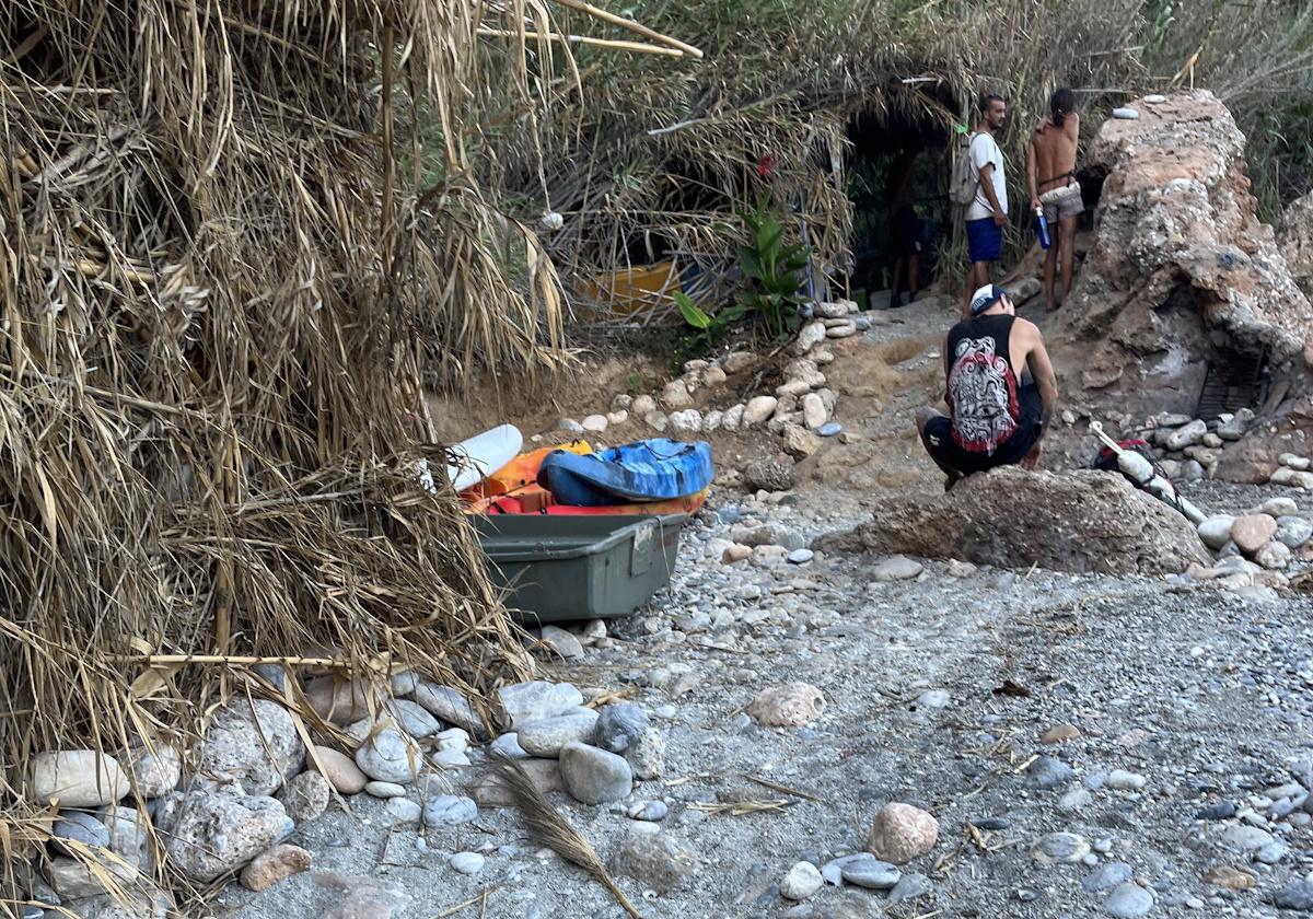 Einige der Bewohner der illegalen Behausungen in der kleinen Bucht von Barranco de Maro.