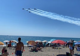 Zahreiche Zuschauer verfolgten die Flugshow im vergangenen Jahr vom Strand von Torre del Mar aus.