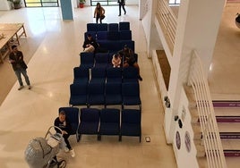 Bürger im Rathaus von Torremolinos.