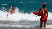 Eine Rettungsschwimmerin überwacht die Badegäste an einem andalusischen Strand.