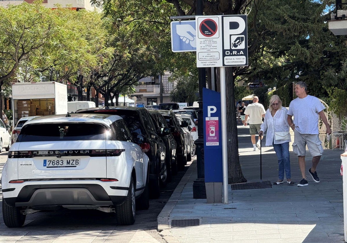 Eine blaue Zone im Zentrum von Marbella ohne verfügbare Parkplätze.