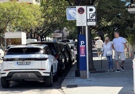 Eine blaue Zone im Zentrum von Marbella ohne verfügbare Parkplätze.