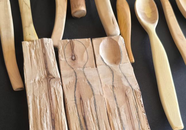 Schritte, in denen sich das Holz zu einem Löffel entwickelt.