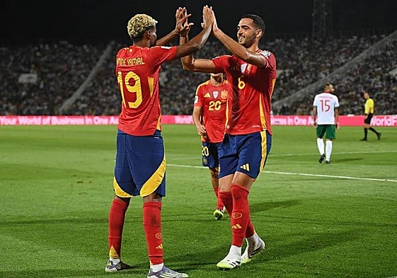 Lamine und Mikel Merino feiern eines der Tore gegen Bulgarien.