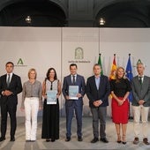 Juanma Moreno und Rocío Díaz mit dem Gesetzentwurf im Palacio San Telmo in Sevilla.