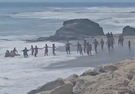 Moment der Rettungsaktion mit der Menschenkette.