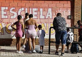 Grundschüler am Eingang ihrer Schule.