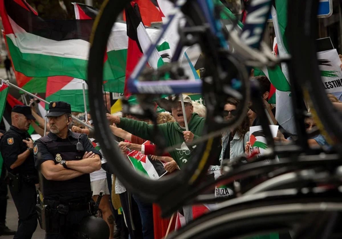Etappe der Vuelta de España wegen Protesten verkürzt: Bernal gewinnt
