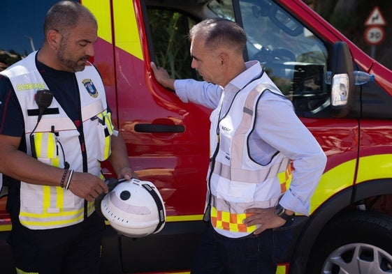 Bürgermeister José Antonio Lara und der Feuerwehrchef am Brandort.