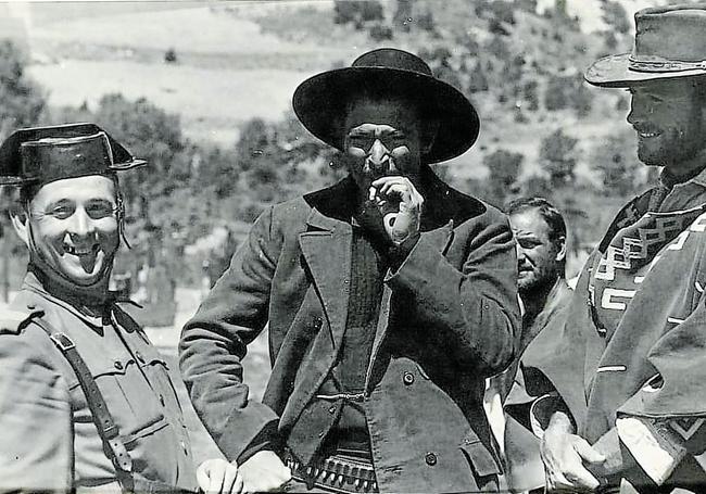 Der Gute, der Böse und der 'Picoleto'. Clint Eastwood, Lee Van Cleef und ein grinsender Guardia-Civil-Beamter während einer Drehpause.