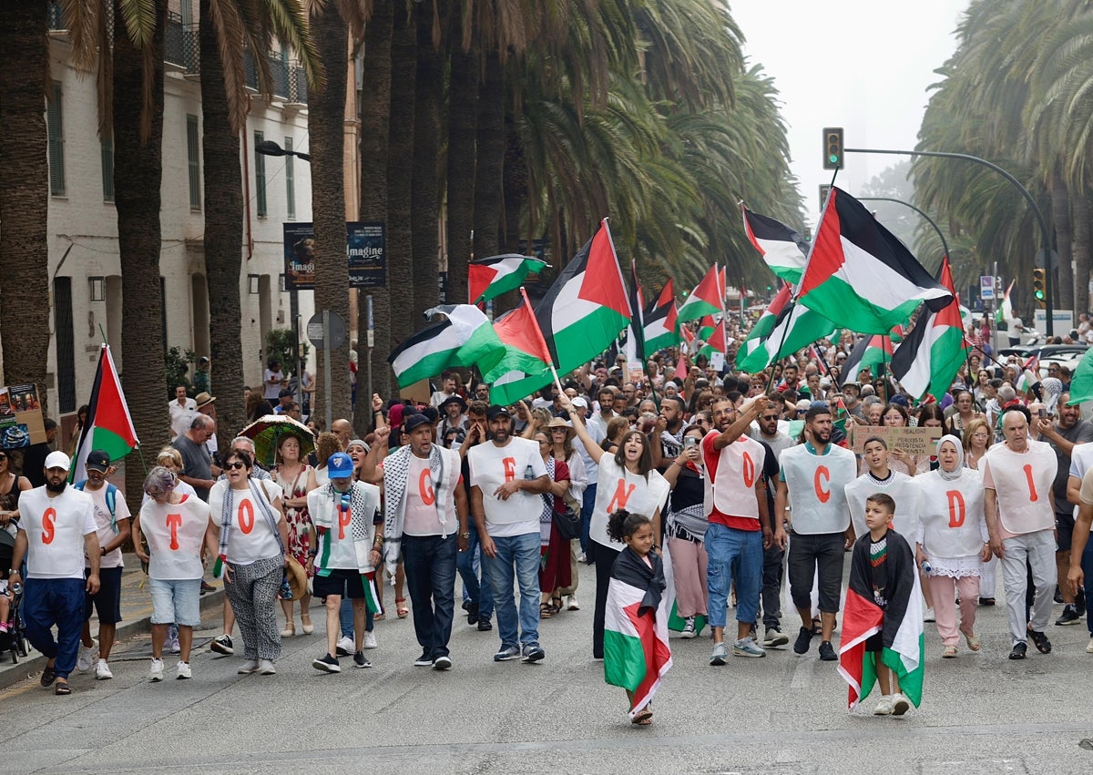 Imagen secundaria 1 - «Das ist kein Krieg, das ist Völkermord»: Mehr als zweitausend Menschen in Málaga protestieren gegen das Massaker in Gaza