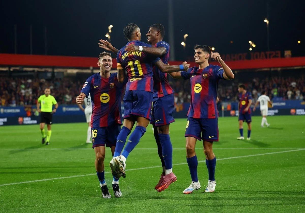 Barça-Spieler feiern eines von Fermíns Toren.