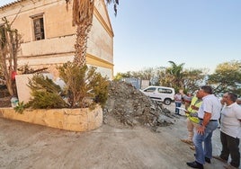 Der Bürgermeister von Nerja, José Alberto Armijo, bei einem Besuch vor Ort.