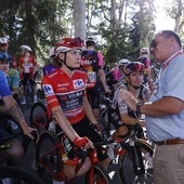 Der UCI-Kommissär informiert Jonas Vingegaard und die anderen Fahrer über das vorzeitige Ende der Vuelta a España.