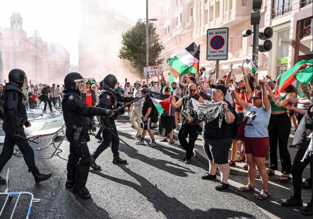 Die Polizei versuchte, die Demonstrantenn zurückzudrängten.