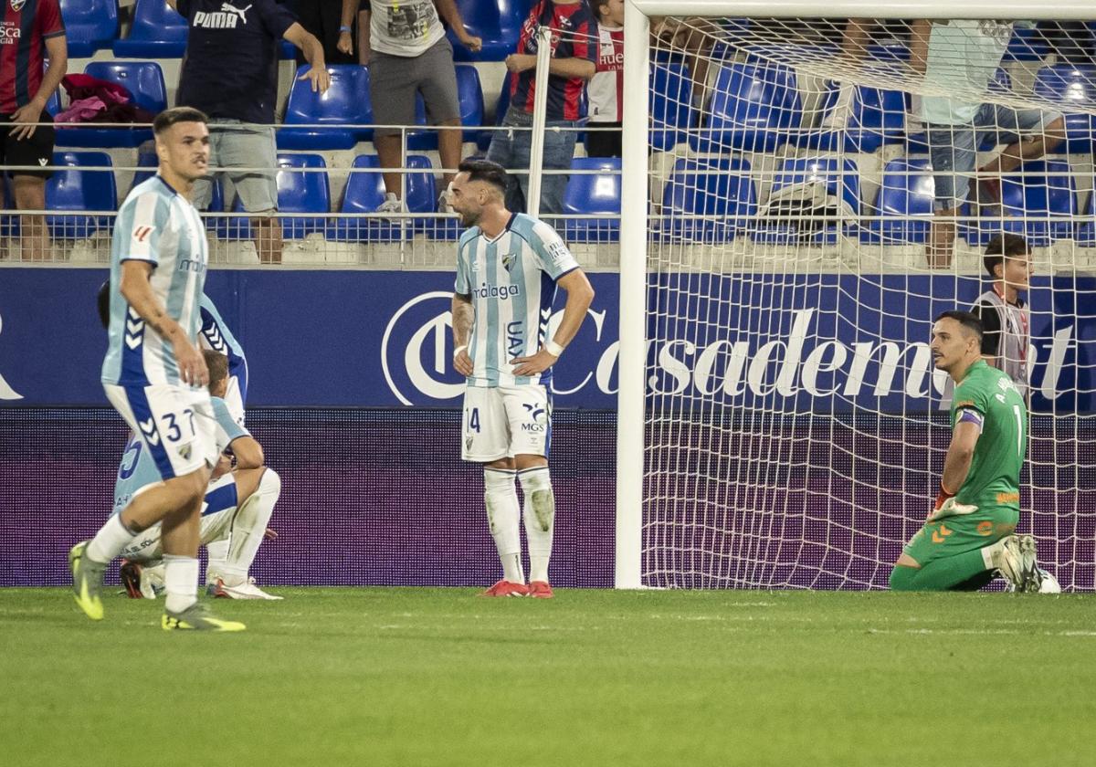 Málagas Spieler können das späte Gegentor nicht fassen.