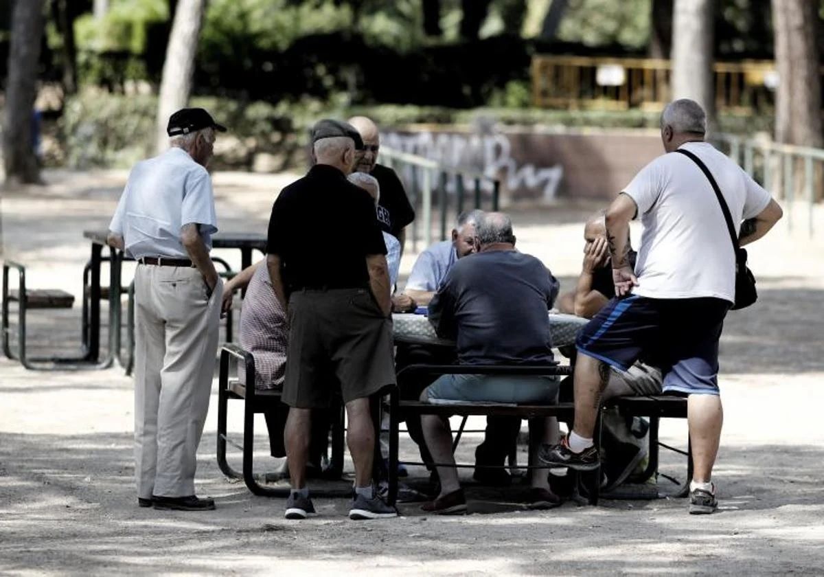 Rentner in einem Park.