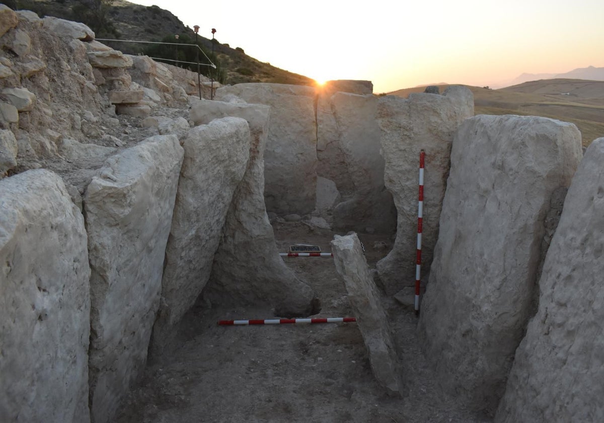 Ansicht des Dolmen I der Nekropole von La Lentejuela.