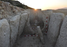 Ansicht des Dolmen I der Nekropole von La Lentejuela.