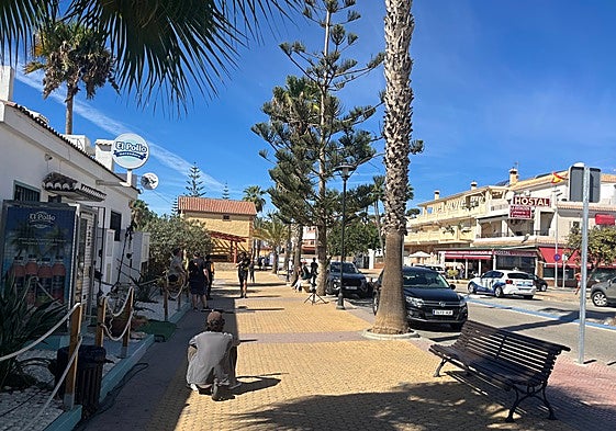 Die Strandpromenade von Benajarafe.