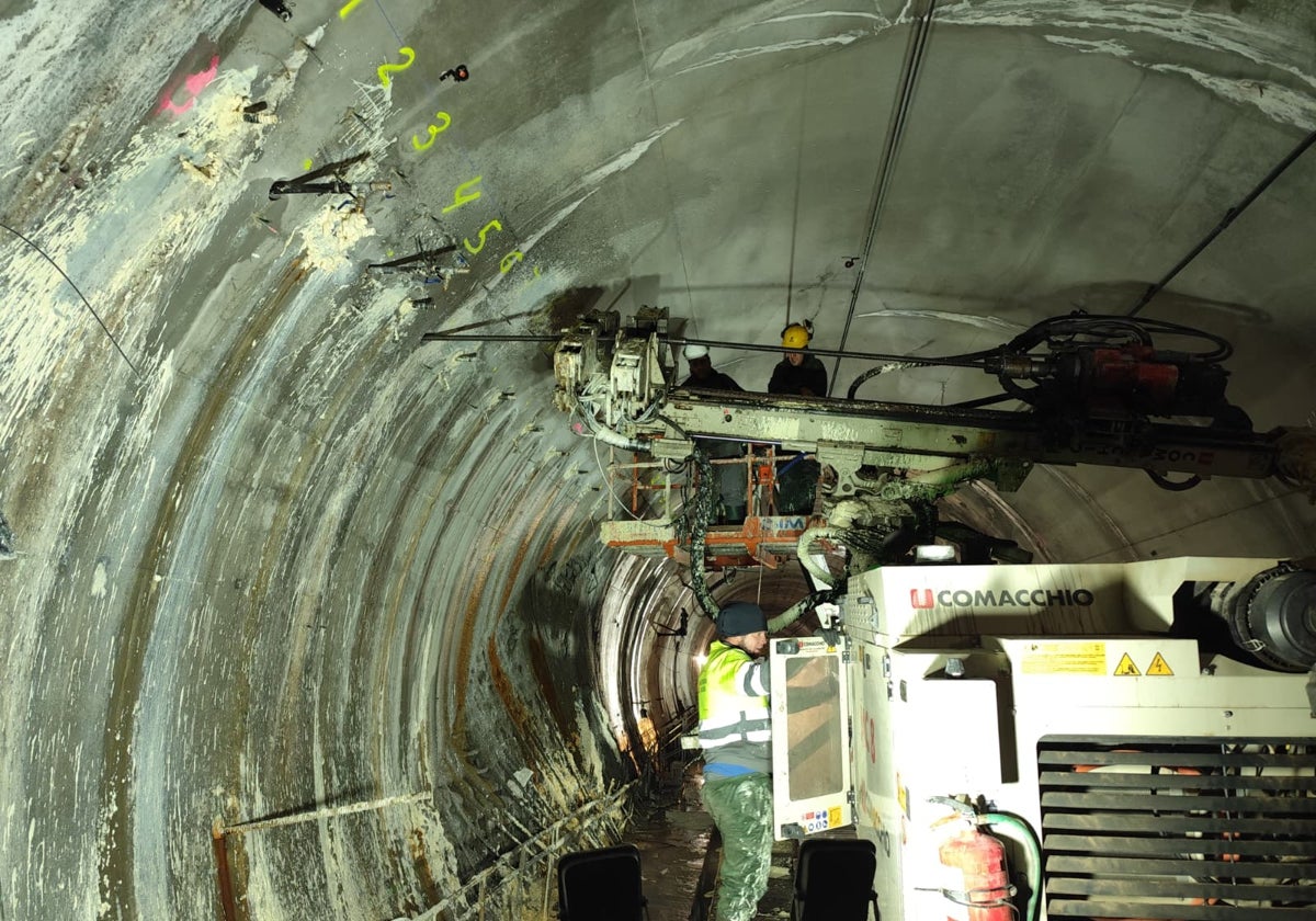 Arbeiten zur Instandsetzung des Tunnels 1 der AVE-Hochgeschwindigkeitsstrecke in Abdalajís.