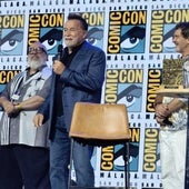 Stargast Schwarzenegger mit Zeremonienmeister Alex de la Iglesia.