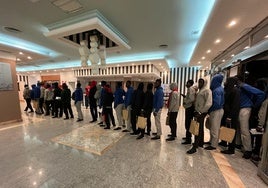 Migranten, die im Urban Beach Hotel in Torrox-Costa übernachten.