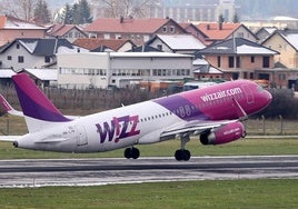 Ein Flugzeug von Wizz Air kurz vor dem Start.