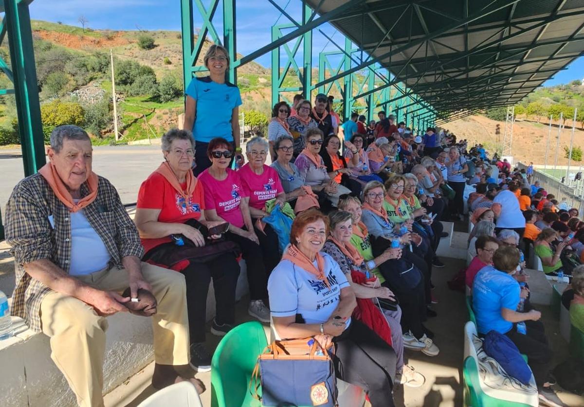 Eine Gruppe älterer Menschen bei einer sportlichen Aktivität in Estepona.