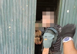 Der Mann bei einer seiner zahlreichen Festnahmen.