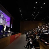 Diana Núñez und Rubén Cruz präsentieren ihren Avatar Aitana.