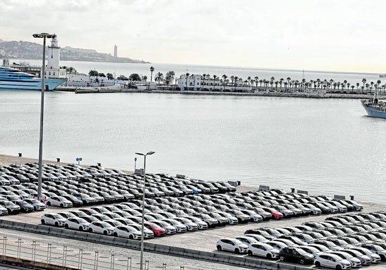 Importierte Neuwagen warten am Kai 4 darauf, an die Autohändler weitergeleitet zu werden.