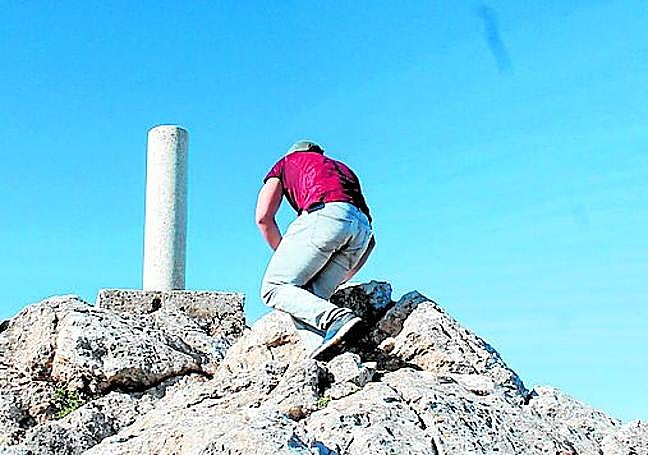 Ein Bergsteiger erreicht den Gipfel des Vilo, einem Ausläufer des Arco Calizo.