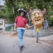 José Antonio erklärt den Besuchern alles über die Hexen-Tradition in seinem Dorf.